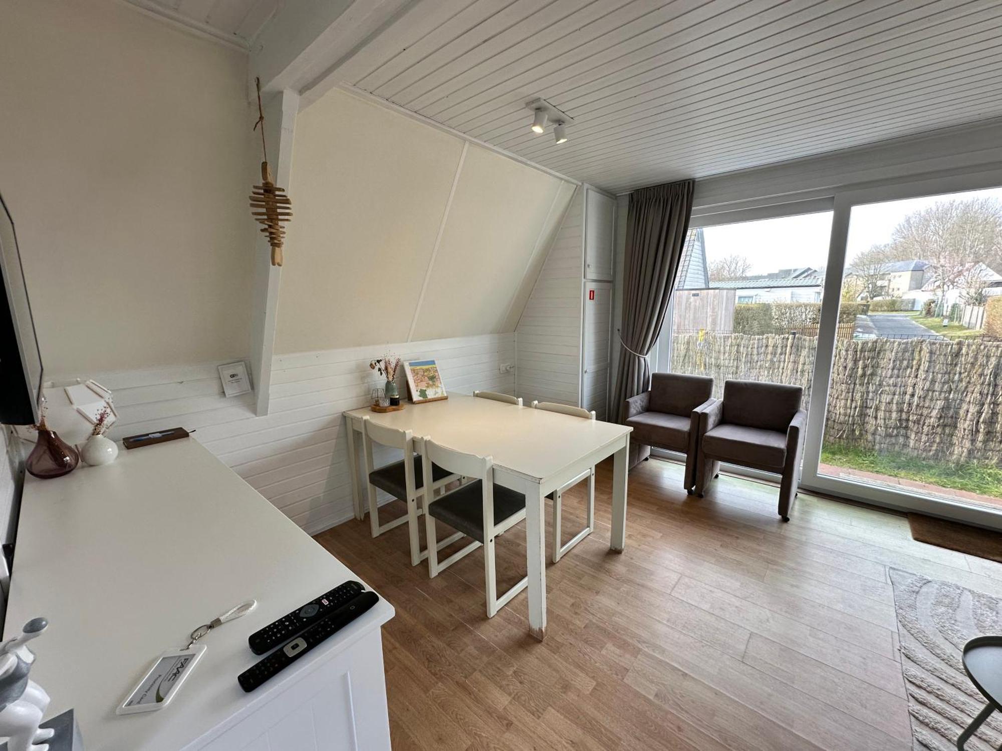 Gezellige Chalet In Nieuwpoort - Opkuis Inbegrepen In De Prijs Oostduinkerke Exteriör bild